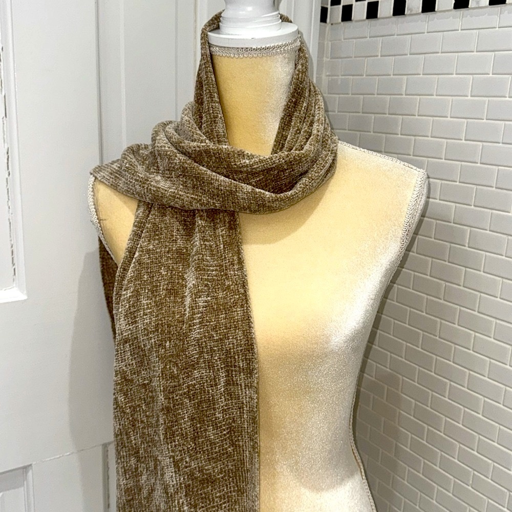 Stunning Chenille scarf with fringe. Brown/creme. Soft and lux. Size 8.5”by 64”.